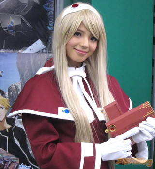Illustration for article titled Real Cosplaying Girl Versus Cardboard Cutout